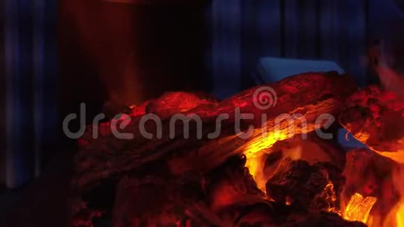 在4k50fps的壁炉中燃烧人造煤和火焰视频的预览图