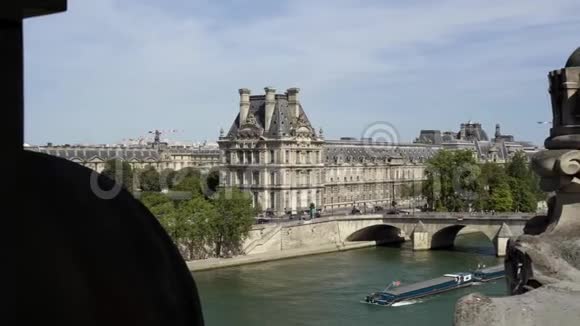 在阳光明媚的一天巴黎卢浮宫的全景左至右盘实时建立射击城市景色视频的预览图