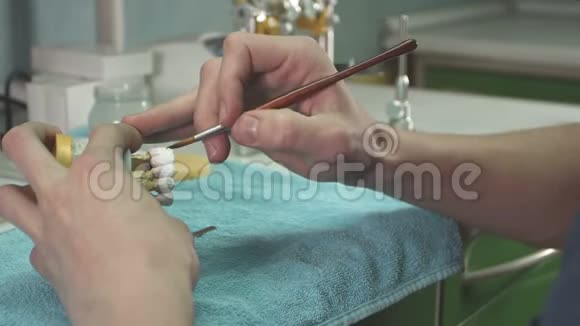 牙医制作人下巴模型视频的预览图