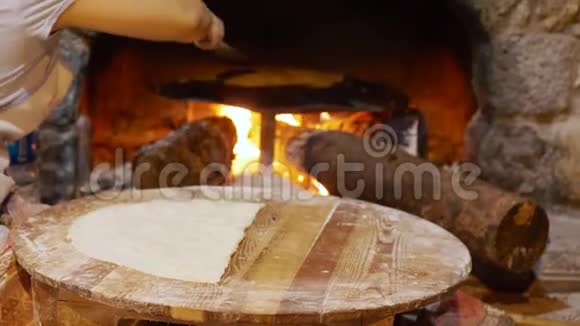 传统的土耳其炉子煮的吉兹莱姆面包视频的预览图