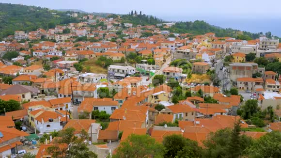 红色屋顶的俯视图城市景观基米希腊旅游欧洲希腊山顶上的城镇视频的预览图
