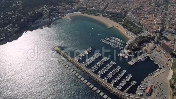 西班牙海岸地中海SantFeliudeGuixols加泰罗尼亚夏季时间Drone航班在4K视频的预览图