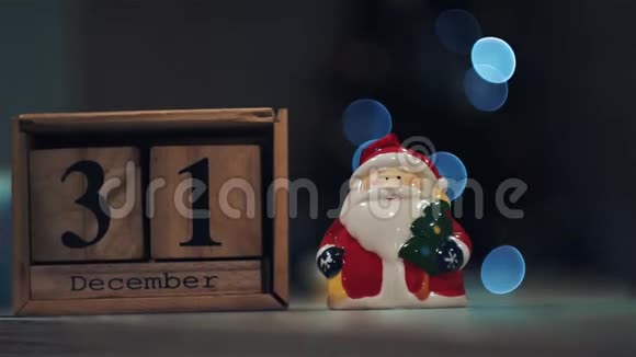 12月31日圣诞老人用木立方体做雕像背景闪烁模糊视频的预览图