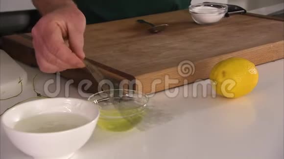 柠檬和砧板视频的预览图