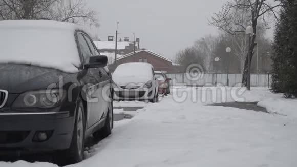 白雪覆盖的汽车在街上下雪了复印空间交通户外视频的预览图
