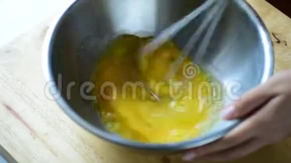 用搅拌器在碗里打鸡蛋视频的预览图