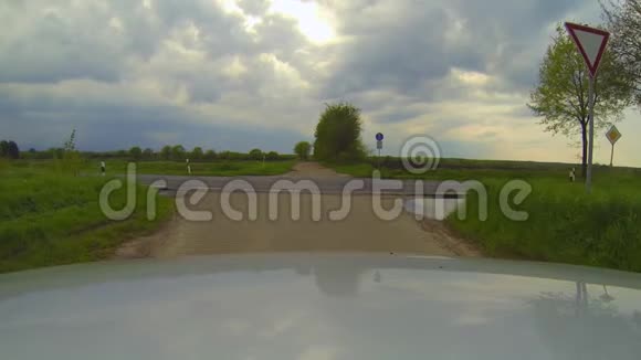 一辆车开在德国高速公路上加速行驶视频的预览图