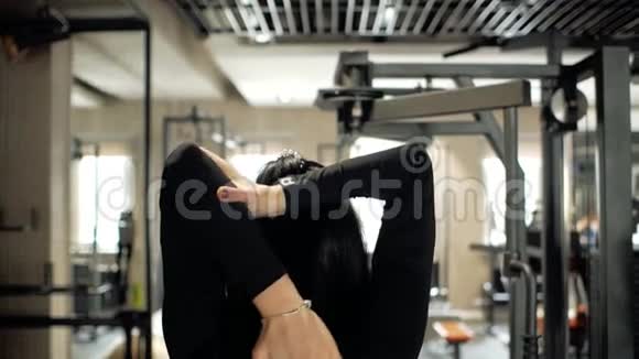 年轻女孩伸展身体训练前热身做伸展运动的年轻女人在电车前热身视频的预览图