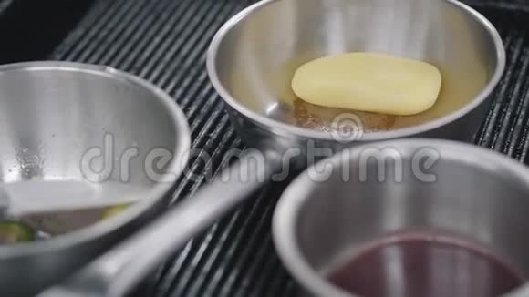 在炒锅上炸土豆球视频的预览图