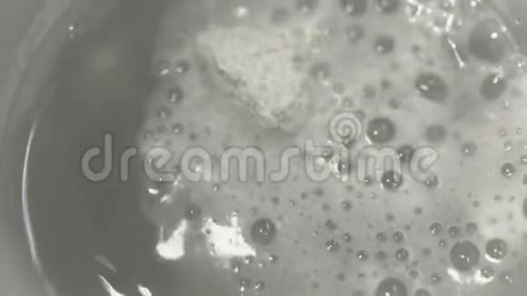 化学烧瓶中的气泡泡沫泡沫化学反应视频的预览图
