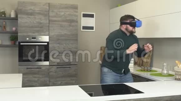一个穿着现代厨房衬衫戴着虚拟现实眼镜的白种人正在战斗慢节奏娱乐视频的预览图