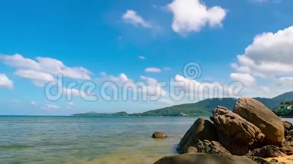 夏季美丽的热带海洋的时间推移视频前景是岩石蓝天白云在天空中流动视频的预览图