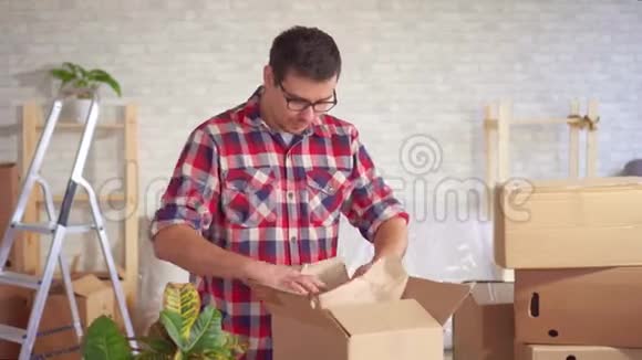 在移动过程中男人打开一盒盘子发现损坏视频的预览图