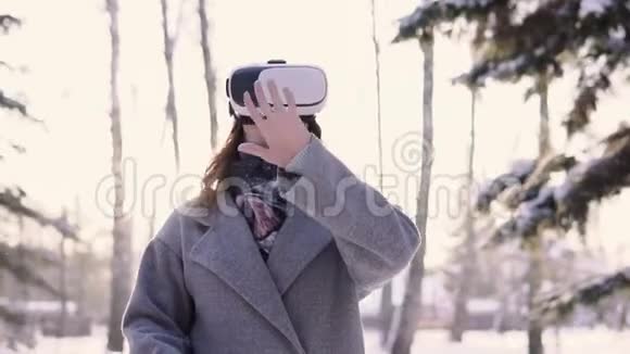 有魅力的女人使用虚拟现实眼镜同时有一个好心情视频的预览图