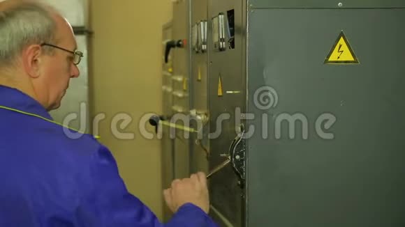 电气工程师关闭电气面板并记录面板中电器的读数视频的预览图