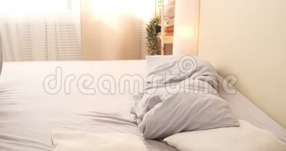 精疲力竭的男子躺在床上躺着被子睡着了视频的预览图
