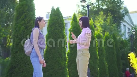 公园里有两位聋哑的年轻女子用手语交流视频的预览图