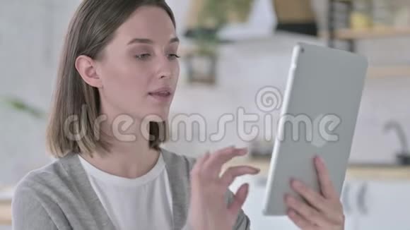 在平板电脑上进行视频聊天的年轻女性画像视频的预览图