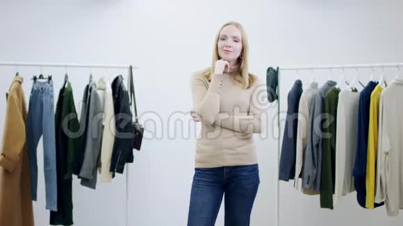 一个成年的漂亮女人从别人手里拿一个女人的包在更衣室里摆姿势视频的预览图