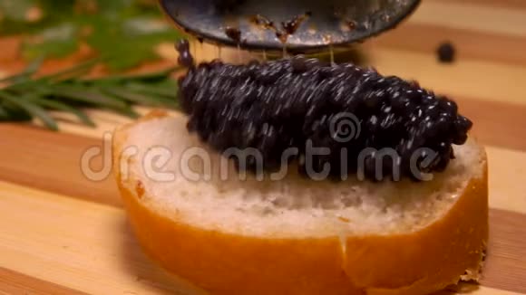 黑色鱼子酱落在一片白面包上视频的预览图