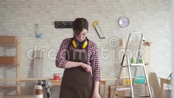 戴眼镜的职业年轻女工熟练使用手工工具慢动作视频的预览图