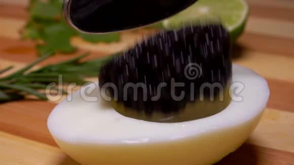 黑鱼子酱落在半煮鸡蛋上视频的预览图