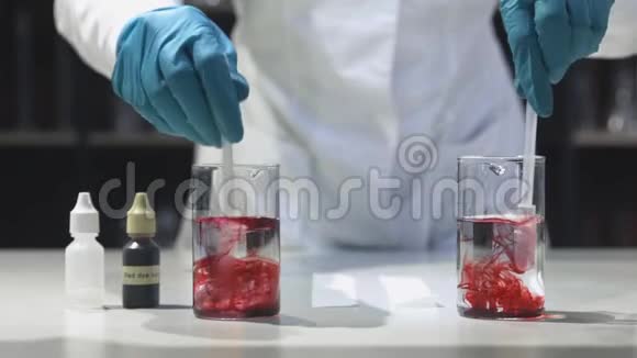 科学家在试管中混合红色化学物质观察反应视频的预览图