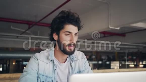 咖啡屋内使用笔记本电脑的男性博客视频的预览图