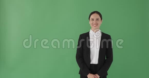 女商人指着绿色的屏幕视频的预览图