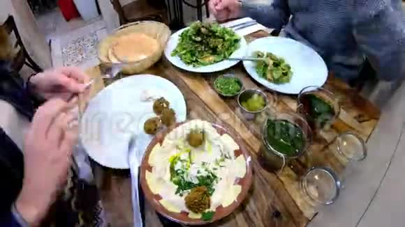 年轻夫妇吃黎巴嫩菜视频的预览图