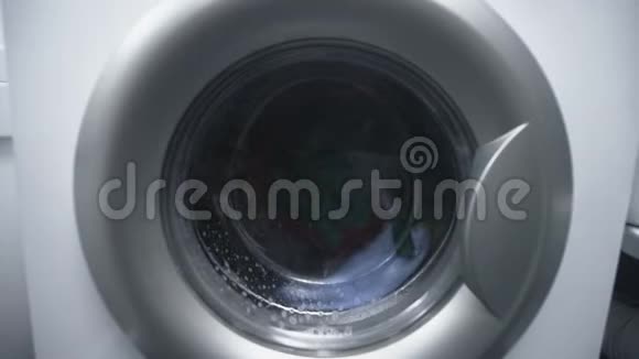 有脏衣服的洗衣机慢动作视频的预览图