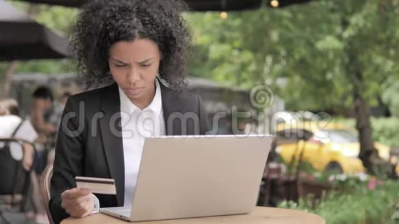 年轻女子坐在长椅上成功的网上购物视频的预览图