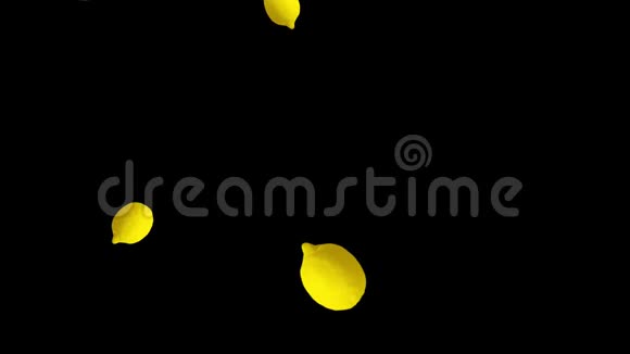 柠檬落在黑色背景上带有复制空间健康概念视频的预览图