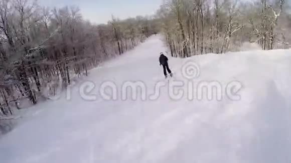 男子滑雪在雪区4K视频的预览图