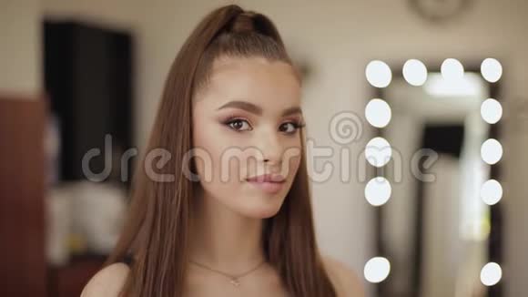 在美容院化妆的年轻漂亮女人的肖像晚上化妆光的背景视频的预览图