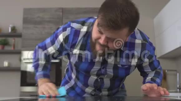 留胡子的胖子用清洁剂洗厨房做清洁特写慢动作清洁剂视频的预览图
