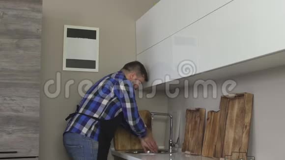 有胡子的帅哥在现代厨房做饭前洗手动作慢卫生视频的预览图