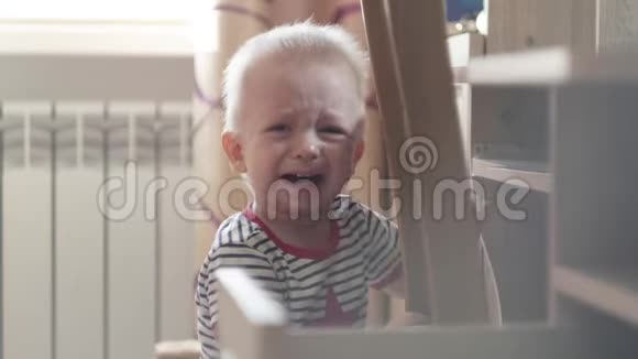 一个哭泣的一岁小男孩视频的预览图