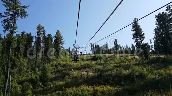 缆车旧座椅上的软垫森林和丘陵地形的美丽景色视频的预览图