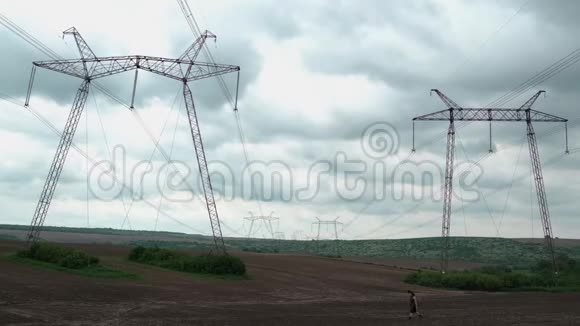 女孩远在田野里大型电气结构视频的预览图