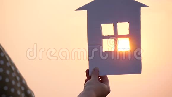 夕阳下鲜红的太阳透过纸屋的窗户照进来视频的预览图