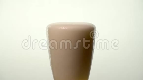 淡啤酒杯泡沫溢出直到啤酒升起视频的预览图