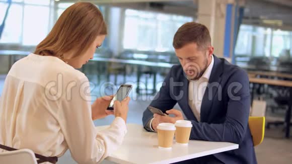 员工在办公室喝咖啡视频的预览图
