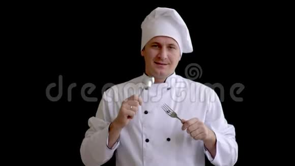 厨师用勺子和叉子握住他的手在胸部水平开始敲门和移动视频的预览图