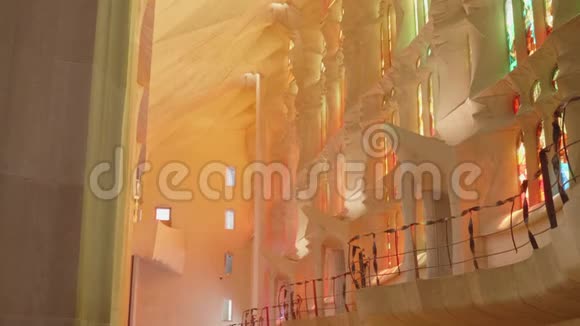 萨格拉达家庭大教堂内的巴尔科蒂奇异的芝麻装饰风格自然舒缓柔和的光线视频的预览图