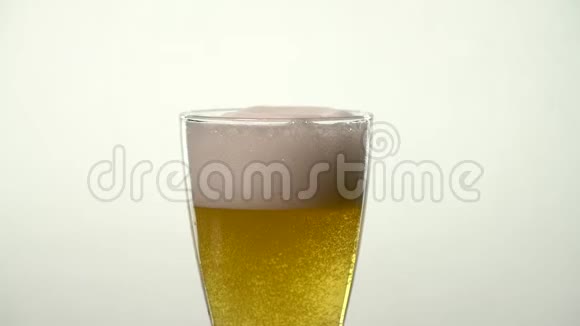 慢动作淡啤酒杯泡沫满头下气泡上升视频的预览图