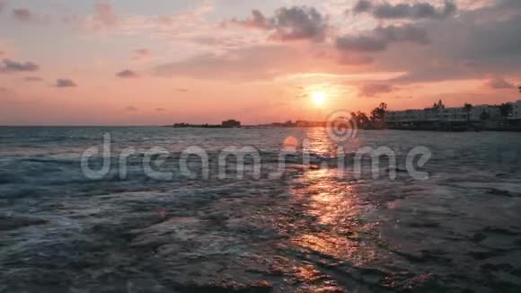 日落时的海浪粉红色的海日落美丽的日落天空有粉红色的云彩夕阳下粉红的天空粉色的夕阳苏的玛丽娜视频的预览图