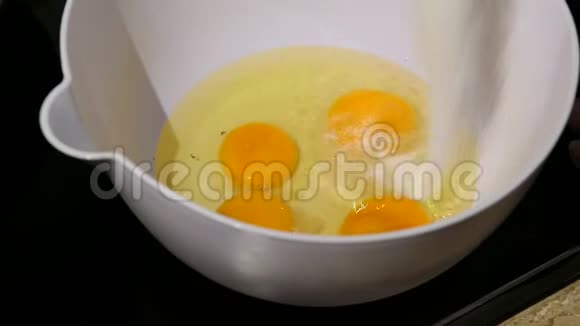 把破裂的鸡蛋混合在碗里做煎饼的配料视频的预览图