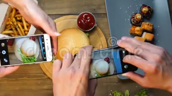 情侣用智能手机拍照食物视频的预览图
