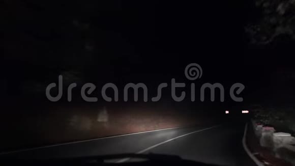 夜间道路交通黑暗公路驾驶汽车旅游景观POV视频的预览图